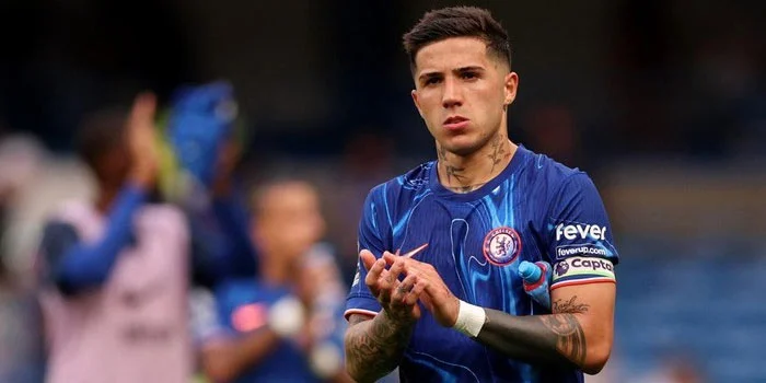 Enzo Fernandez Mengenakan Ban Kapten Chelsea Usai Kasus Rasisme